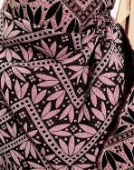 Tissu au mètre réf.  250278 Tissage jacquard en polyester et coton, motif feuilles grenat, noir et fils métallisés or
