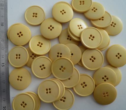 BUTTONS 4 holes galastyl A Jaune 1