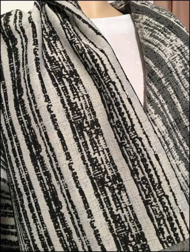 Coupon 250288 tissage souple, en polyester/laine blanc et noir, avec fil de lurex doré.  1m90
